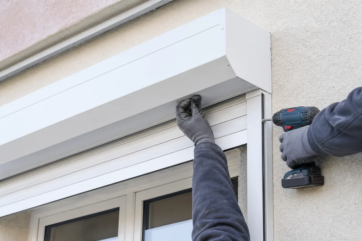 Coffre de volet roulant posé au-dessus d&rsquo;une fenêtre pendant un chantier